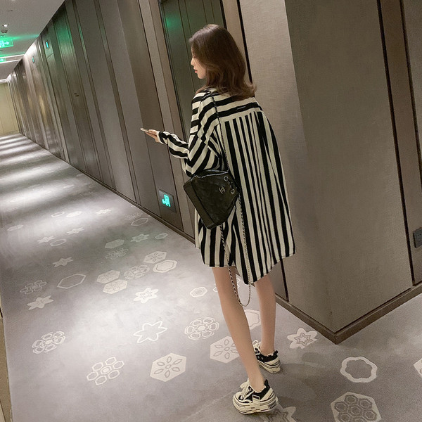 Csíkos női ing széles modell fekete-fehér színben