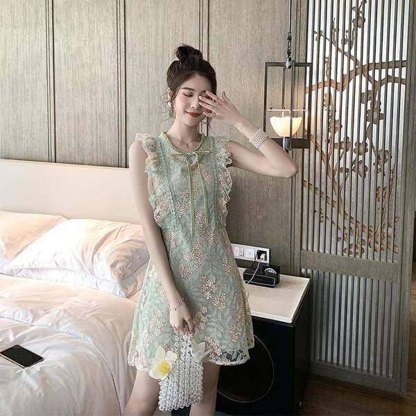 Rochie elegantă de damă, cu un element de dantelă și broderie în verde