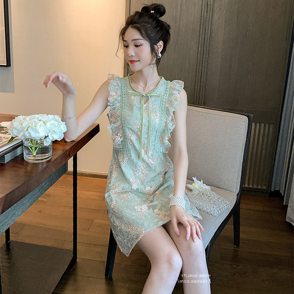 Rochie elegantă de damă, cu un element de dantelă și broderie în verde