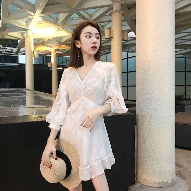 Rochie elegantă de damă în alb, cu decolteu spitz