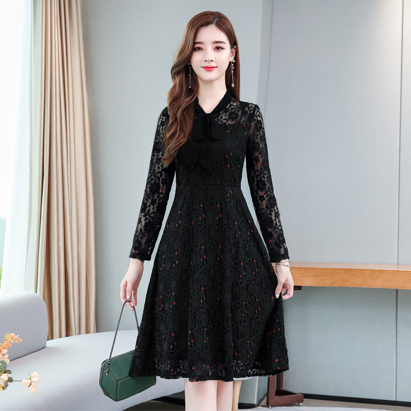 Stílusos női szabású ruha fekete és zöld szalaggal