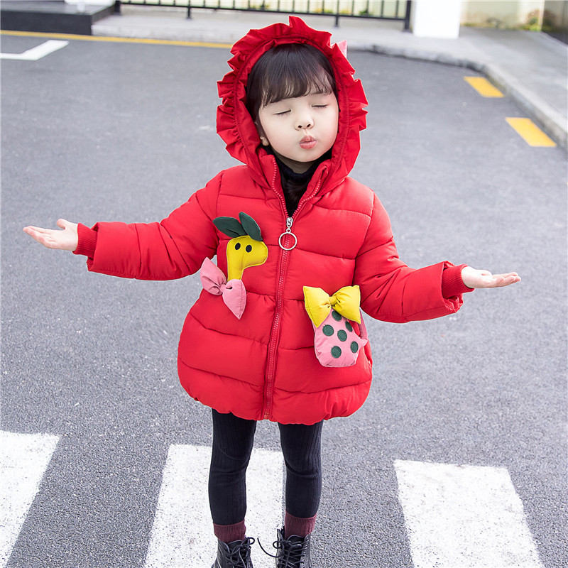 Aktuális gyerekkabát lányoknak lila, rózsaszín és piros szalagokkal