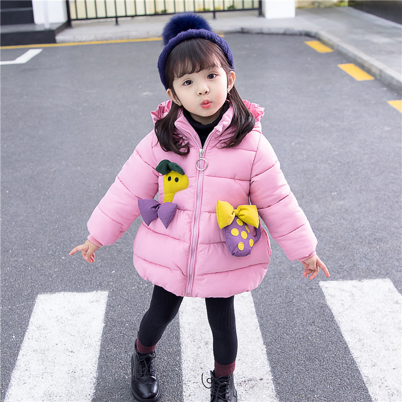 Aktuális gyerekkabát lányoknak lila, rózsaszín és piros szalagokkal