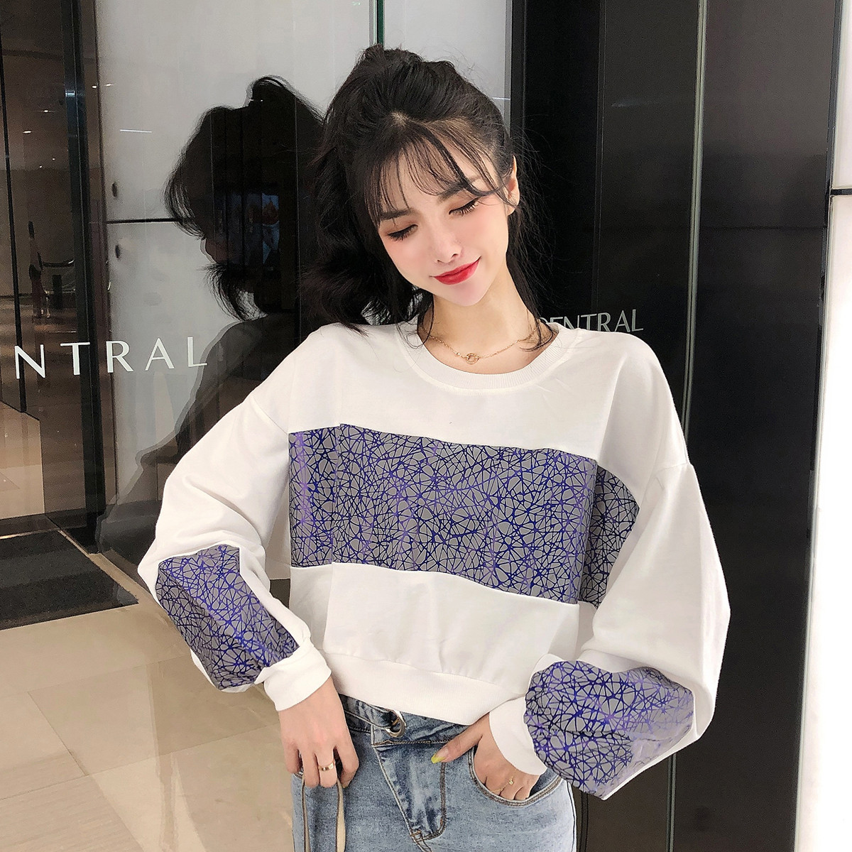 Női rövid blúz fehér és fekete színben, mintával