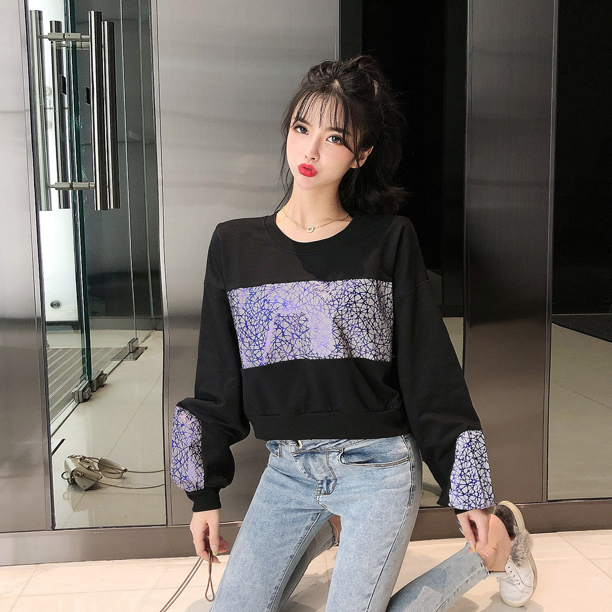 Női rövid blúz fehér és fekete színben, mintával