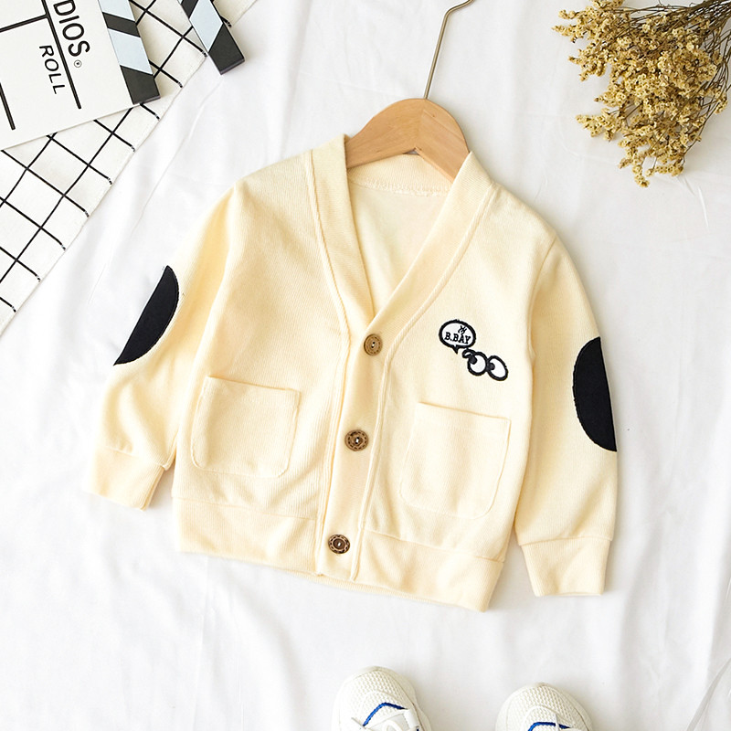 Gyermekmellény két színben hímzéssel és zsebekkel lányoknak