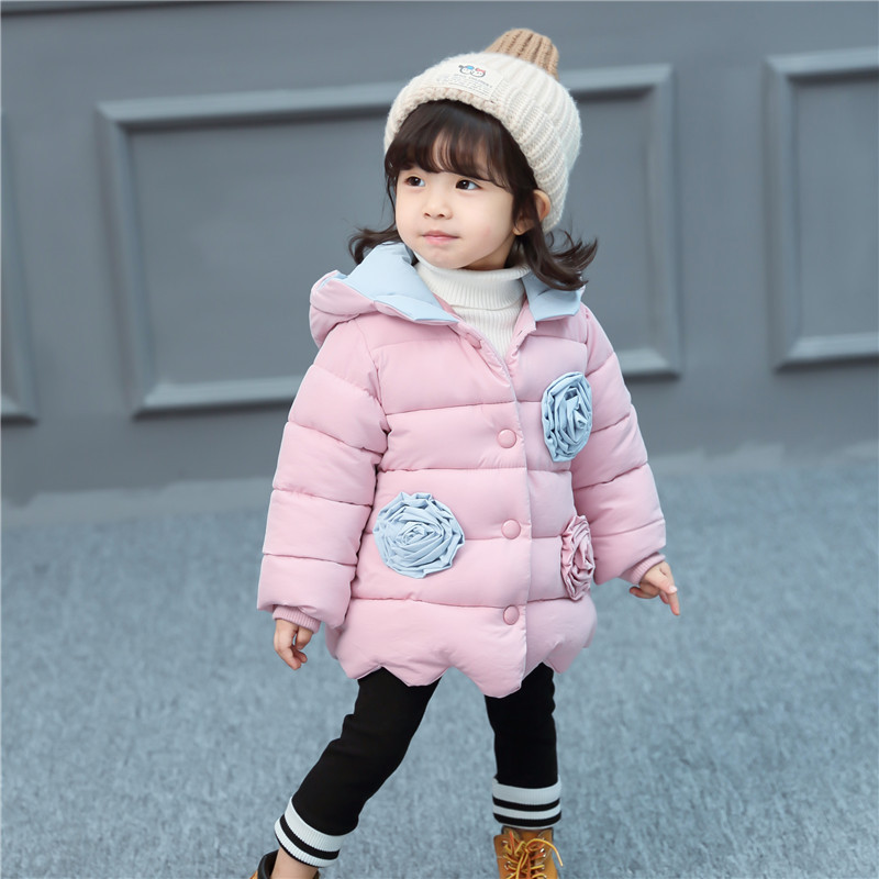 Új modell modern gyerek kabát lányoknak 3D elemmel rózsaszín, lila és kék színekben