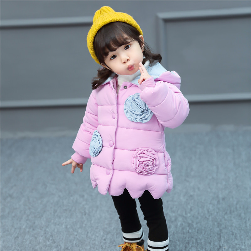 Új modell modern gyerek kabát lányoknak 3D elemmel rózsaszín, lila és kék színekben