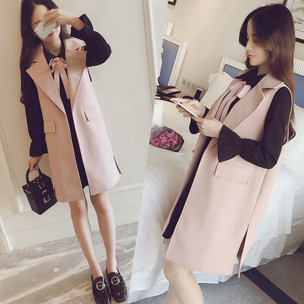 Stílusos női mellény spitz nyakkivágással és rózsaszínű oldalsó hasítékokkal