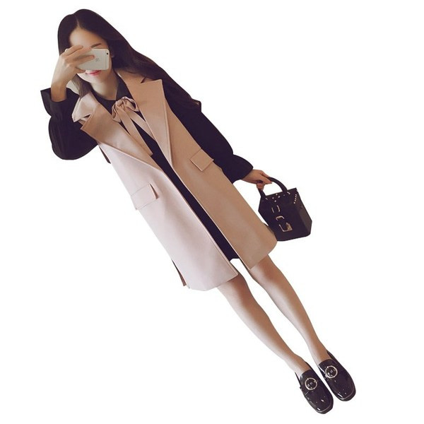 Stílusos női mellény spitz nyakkivágással és rózsaszínű oldalsó hasítékokkal