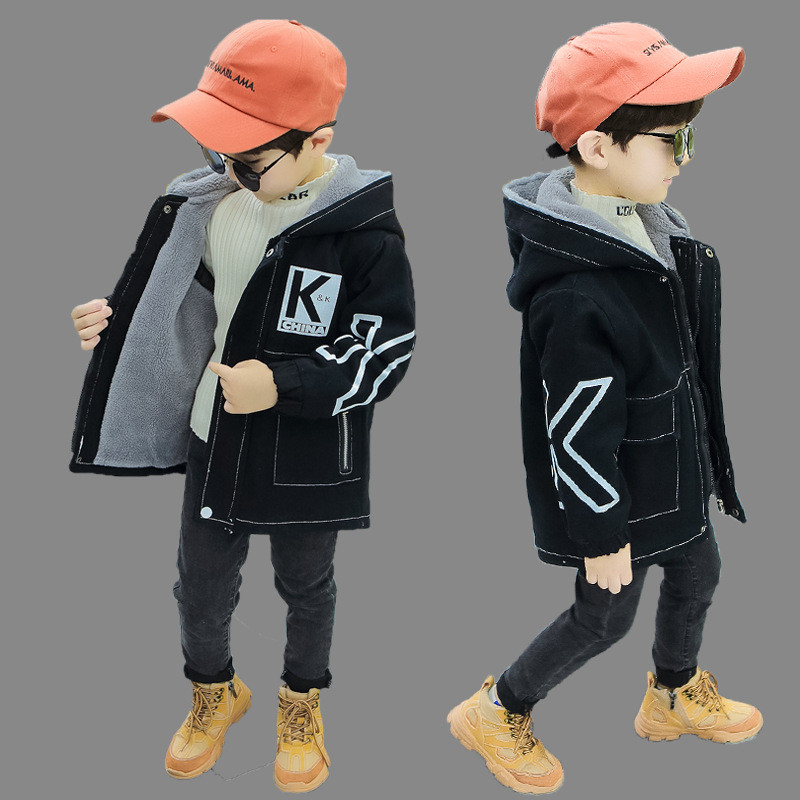 Új modellű gyerek őszi kabát fiúknak rátéttel és kapucnival