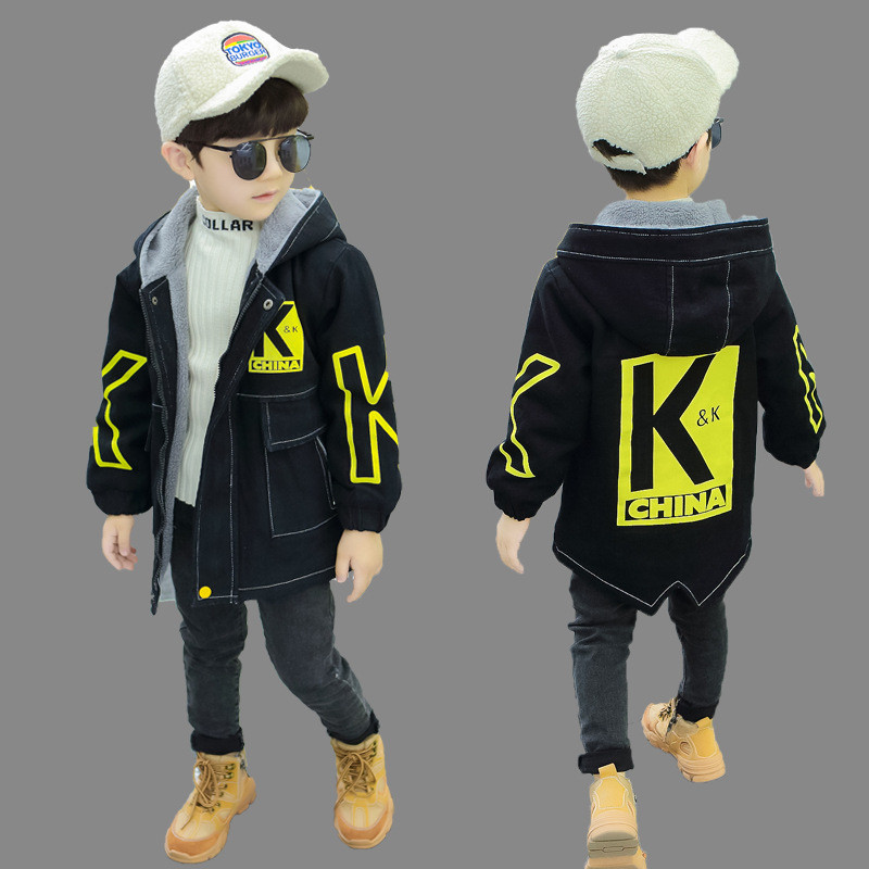 Új modellű gyerek őszi kabát fiúknak rátéttel és kapucnival