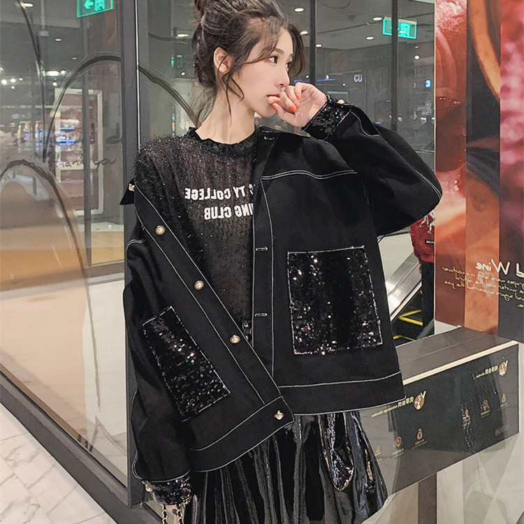 Γυναικείο μοντέρνο μπουφάν με γυαλιστερό αποτέλεσμα σε μαύρο χρώμα
