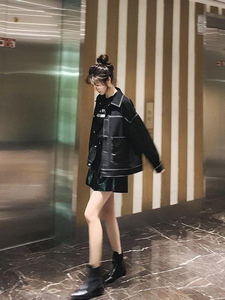 Fényes hatású modern női kabát fekete színben