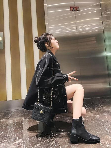 Fényes hatású modern női kabát fekete színben