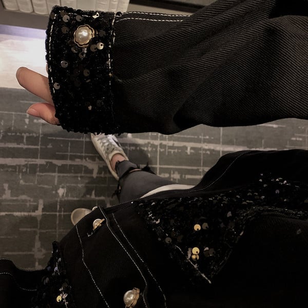 Fényes hatású modern női kabát fekete színben