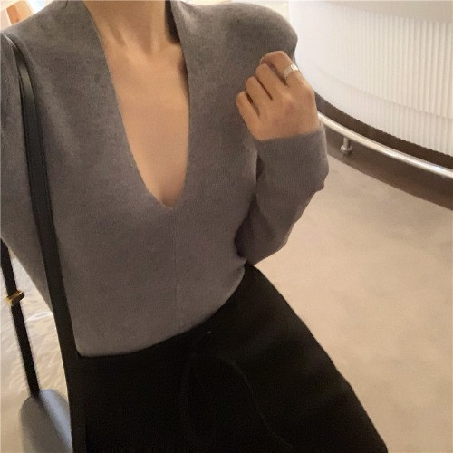 Bluză de damă din tricot subțire, cu un decolteu de spitz adânc