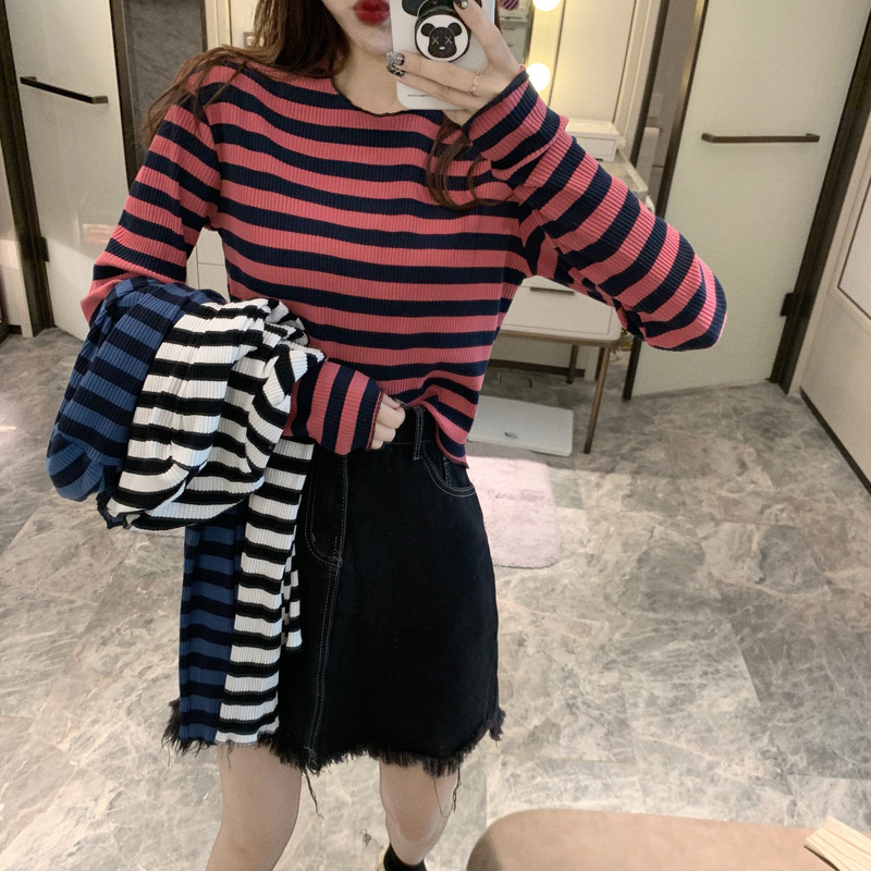 Bluză de damă în dungi cu mâneci lungi și decolteu oval