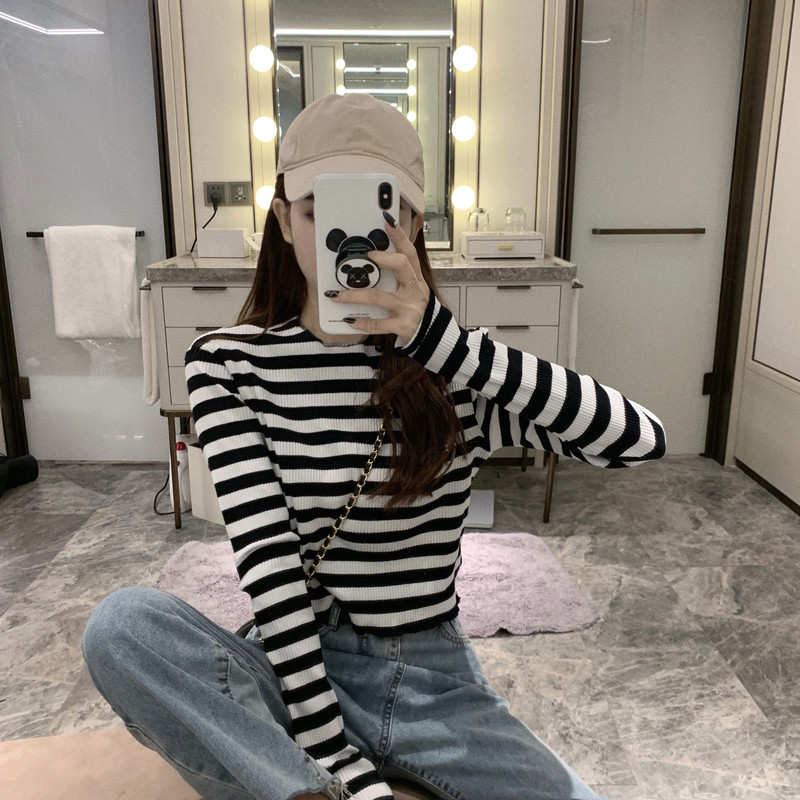 Bluză de damă în dungi cu mâneci lungi și decolteu oval