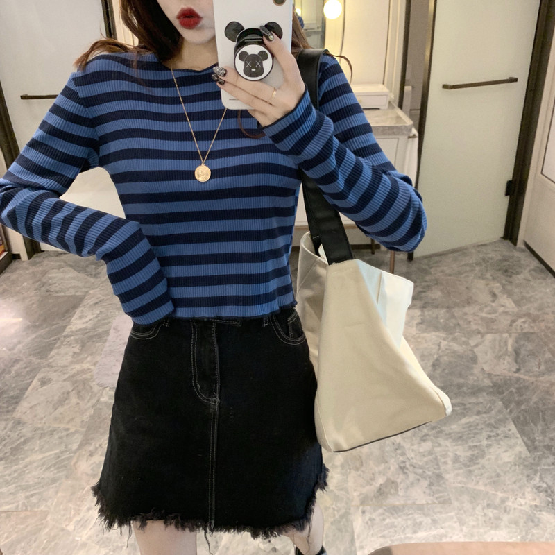 Bluză de damă în dungi cu mâneci lungi și decolteu oval