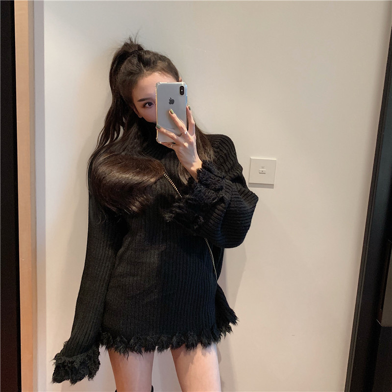 Pulover de dama modern cu guler inalt in alb-negru