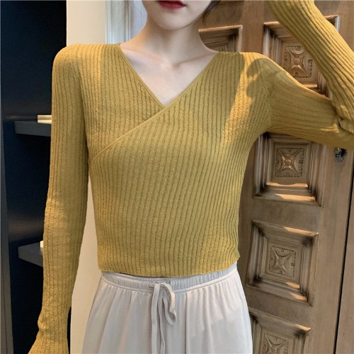 Női alkalmi blúz spitz nyakkivágással, több színben