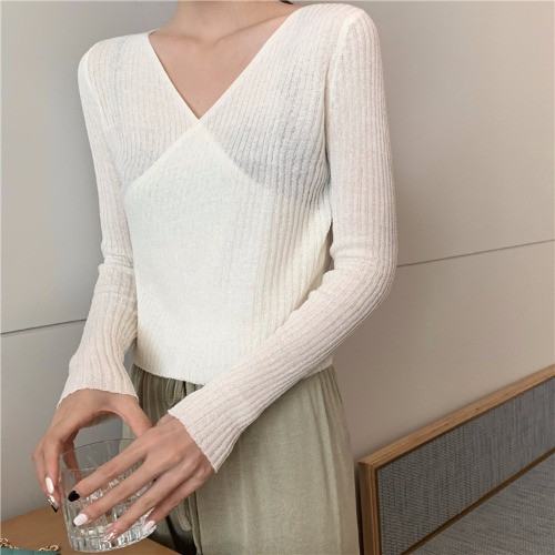 Női alkalmi blúz spitz nyakkivágással, több színben