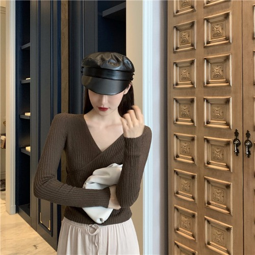 Női alkalmi blúz spitz nyakkivágással, több színben