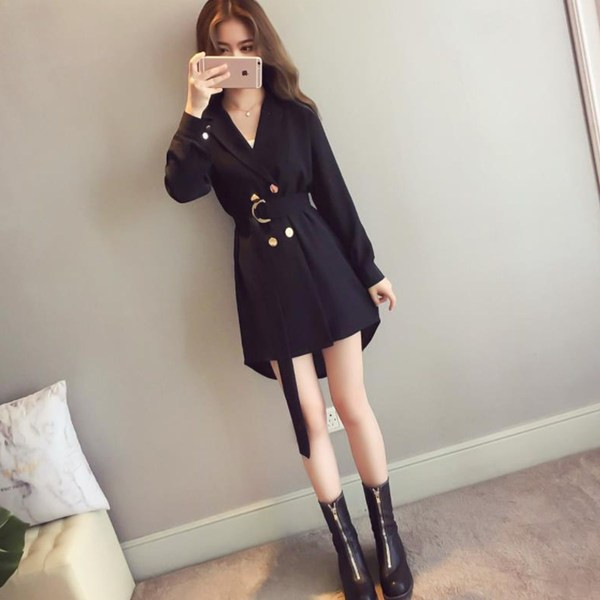 Aktuális női ruha aszimmetrikus modell hosszú ujjú fekete színben