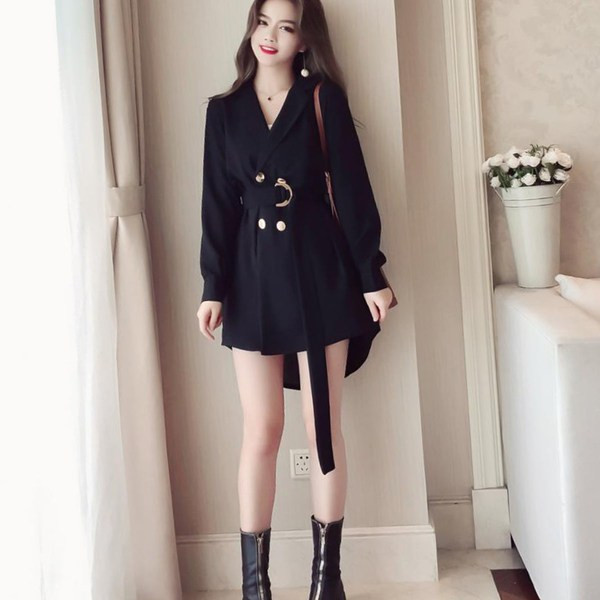 Aktuális női ruha aszimmetrikus modell hosszú ujjú fekete színben