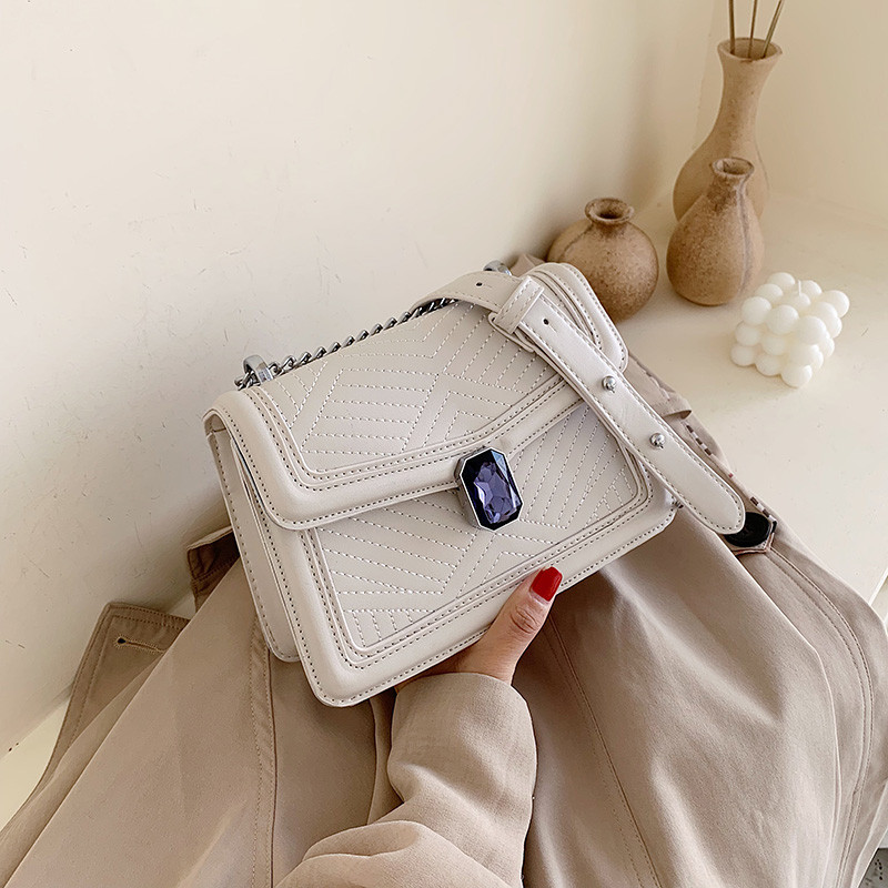 Μοντέρνα  γυναικεία τσάντα με αλυσίδα σε τέσσερα χρώμα