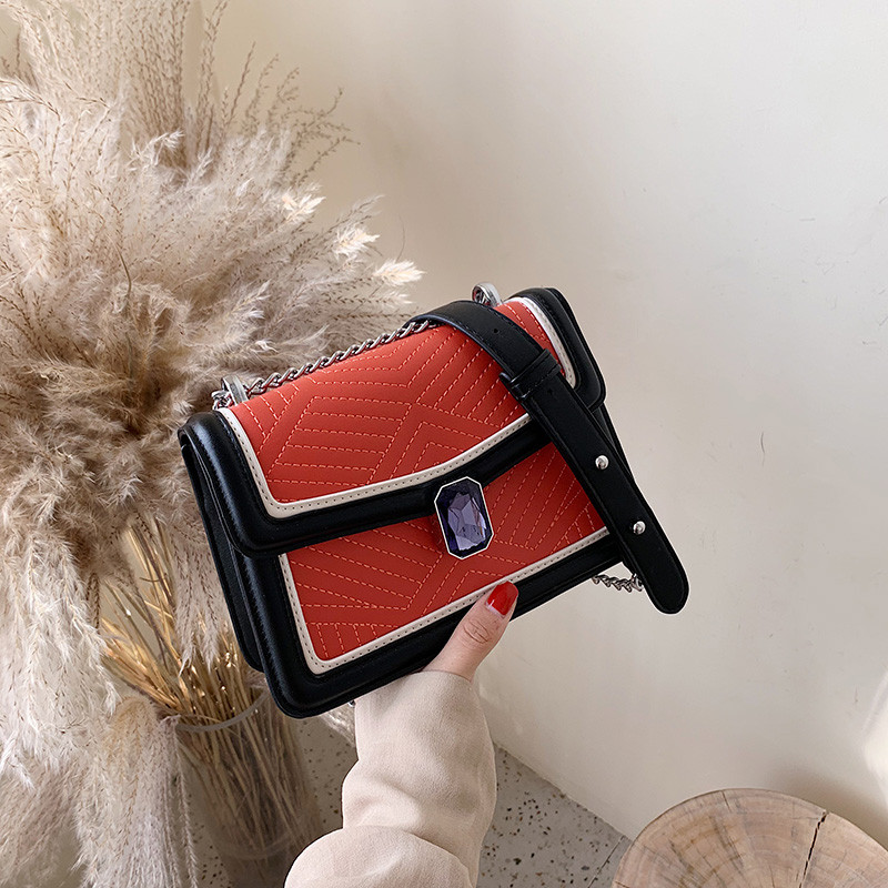 Μοντέρνα  γυναικεία τσάντα με αλυσίδα σε τέσσερα χρώμα