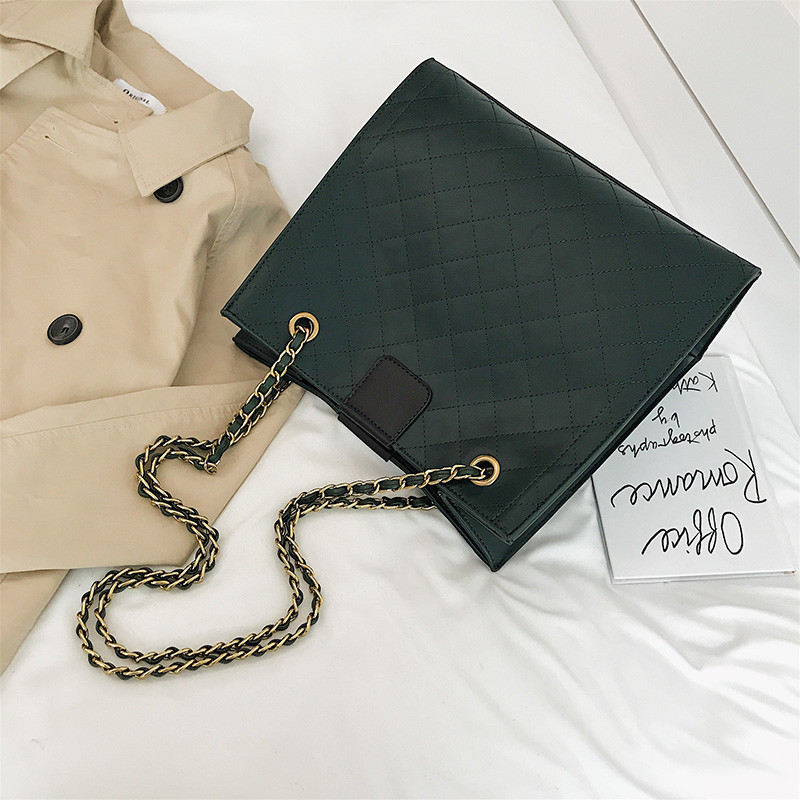 Geanta de dama eleganta din piele ecologica cu lant in patru culori