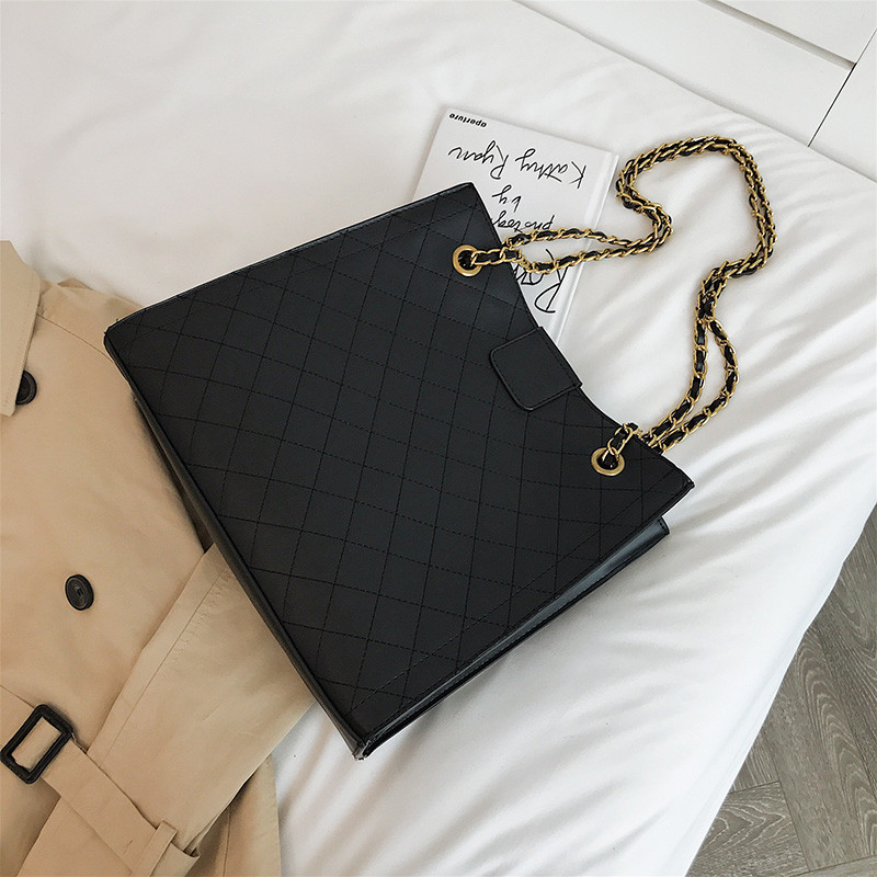 Geanta de dama eleganta din piele ecologica cu lant in patru culori