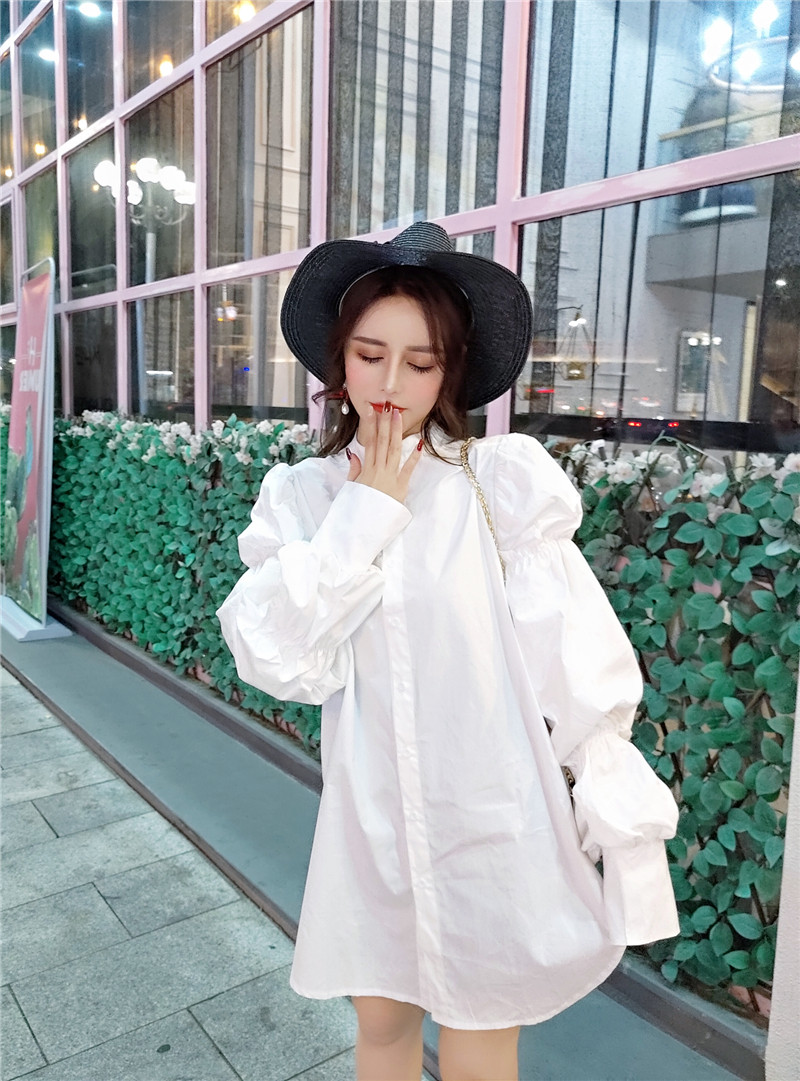 Rochie actuală de damă cu mâneci lungi și nasturi în alb