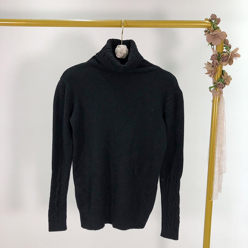 Γυναικείο πουλόβερ με ψηλό γιακά σε λευκό, γκρι και μαύρο χρώμα