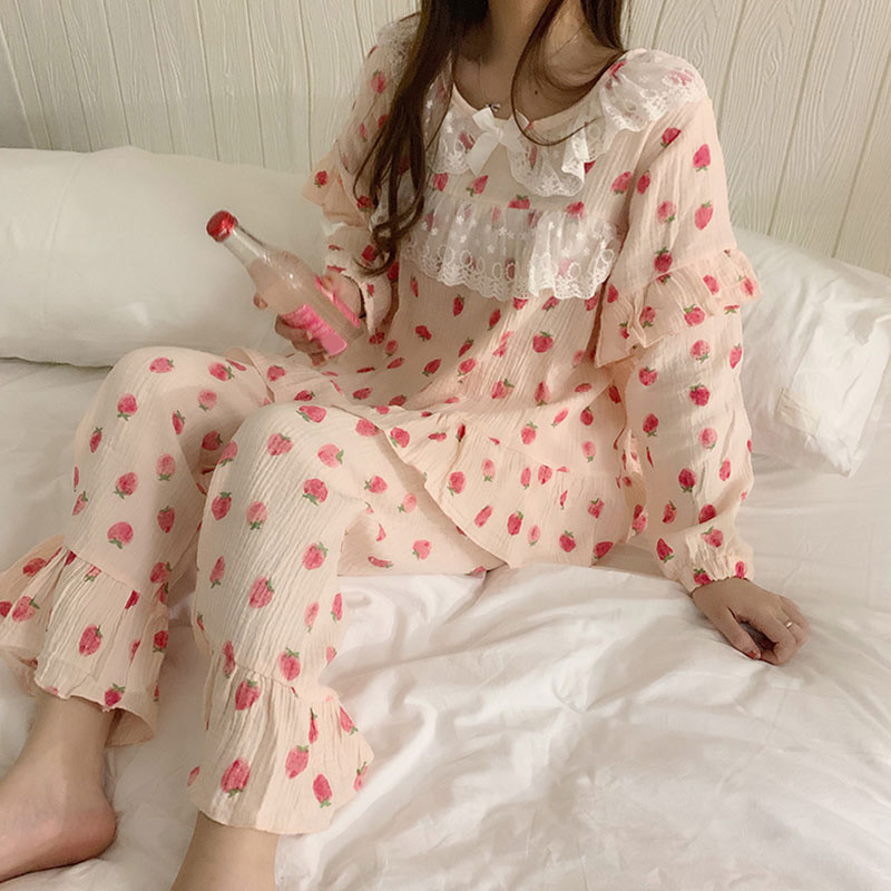 Дамска пижама в розов цвят с дантела
