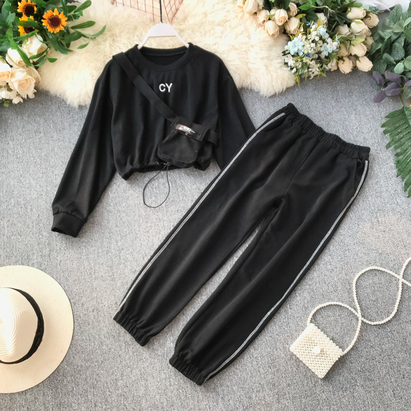 Echipa sportivă feminină în două părți în albastru, gri și negru