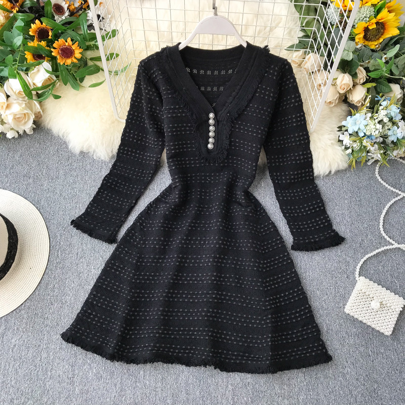 Rochie modernă de damă cu decolteu în V în alb-negru