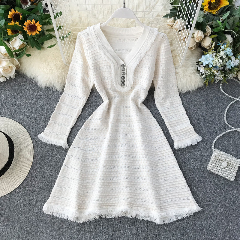 Rochie modernă de damă cu decolteu în V în alb-negru