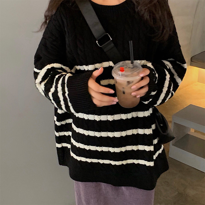 Μοντέρνο γυναικείο πλεκτό φόρεμα - κλασικό μοντέλο