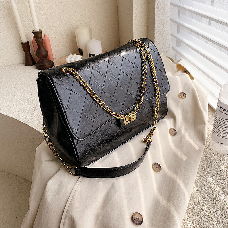 Geanta de dama moderna cu inchidere metalica in trei culori