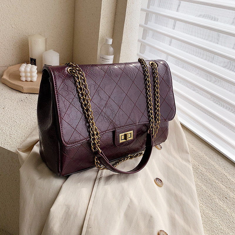 Geanta de dama moderna cu inchidere metalica in trei culori