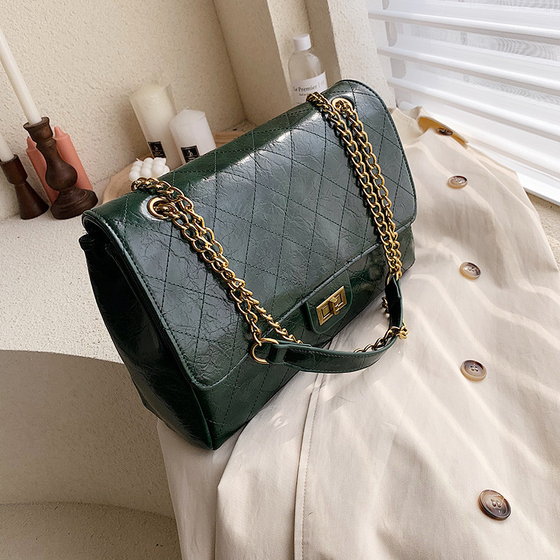 Geanta de dama moderna cu inchidere metalica in trei culori