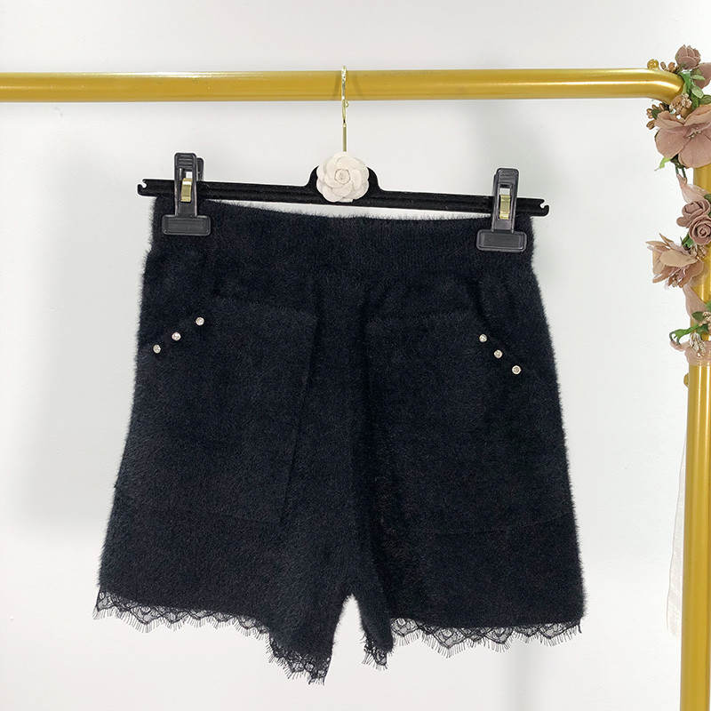 Σύντομα γυναικεία παντελόνια με διακοσμιτικές πέτρες και δαντέλα σε μαύρο χρώμα - δύο μοντέλα