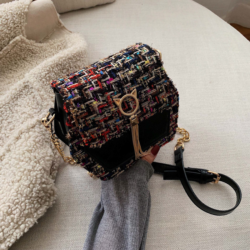 Geanta de dama moderna cu element metalic si maner lung