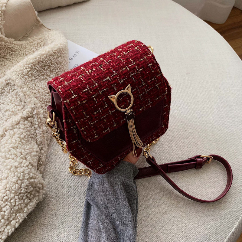 Geanta de dama moderna cu element metalic si maner lung