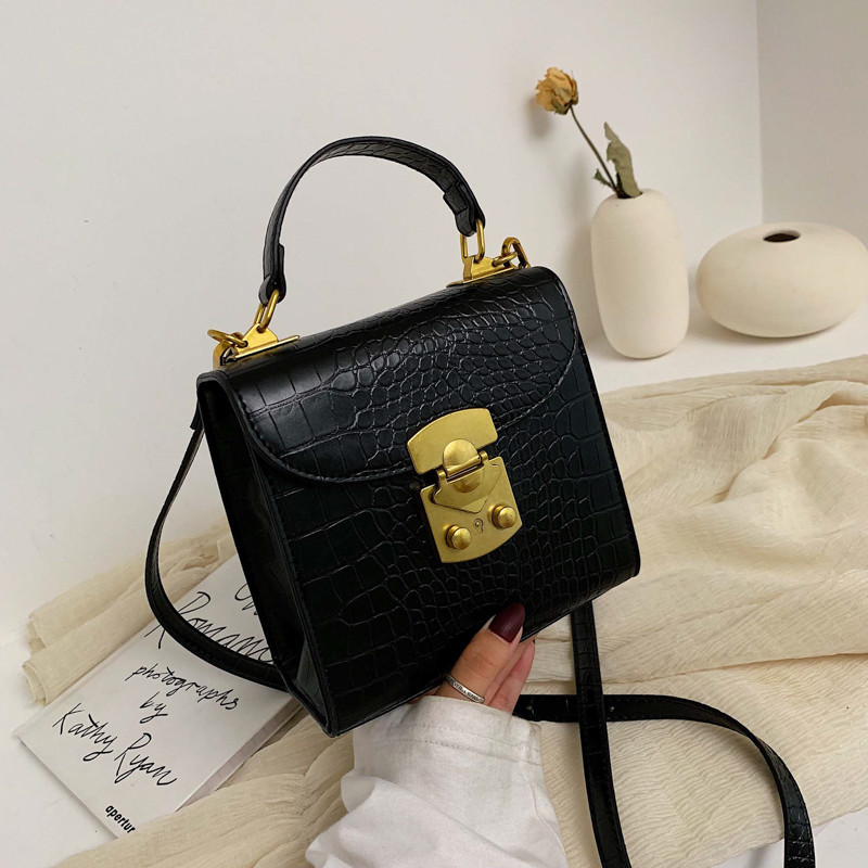 Geanta de dama cu inchidere metalica in mai multe culori