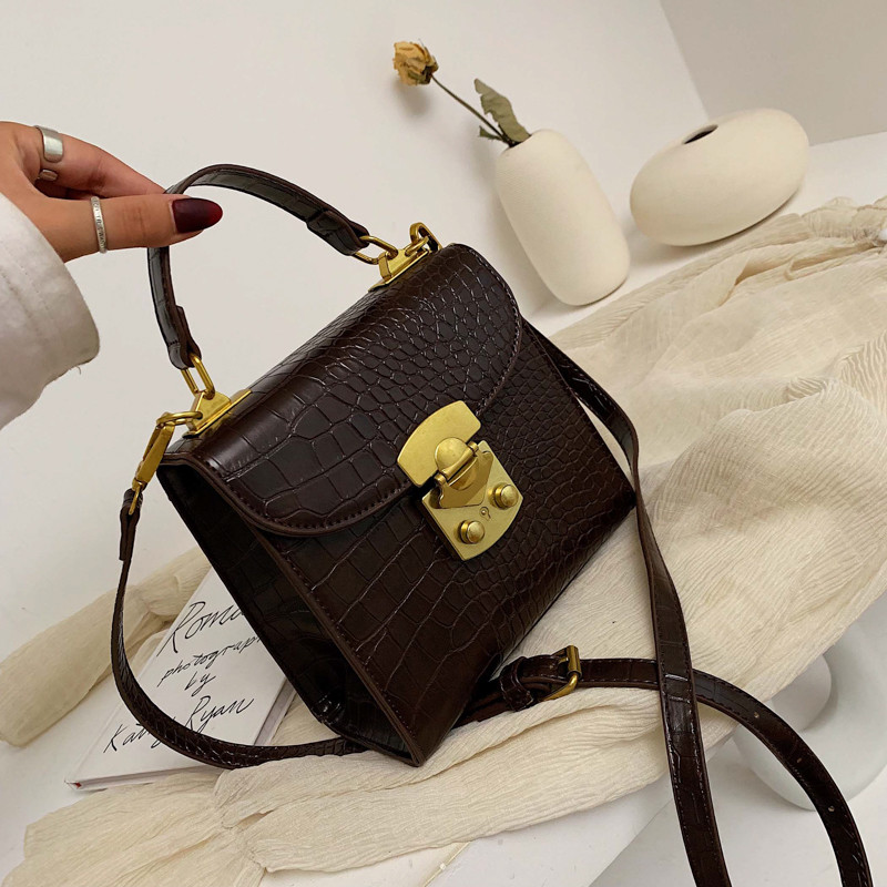 Geanta de dama cu inchidere metalica in mai multe culori