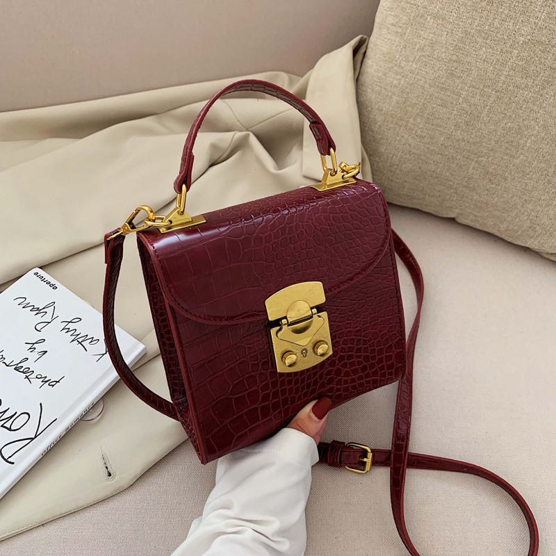 Geanta de dama cu inchidere metalica in mai multe culori